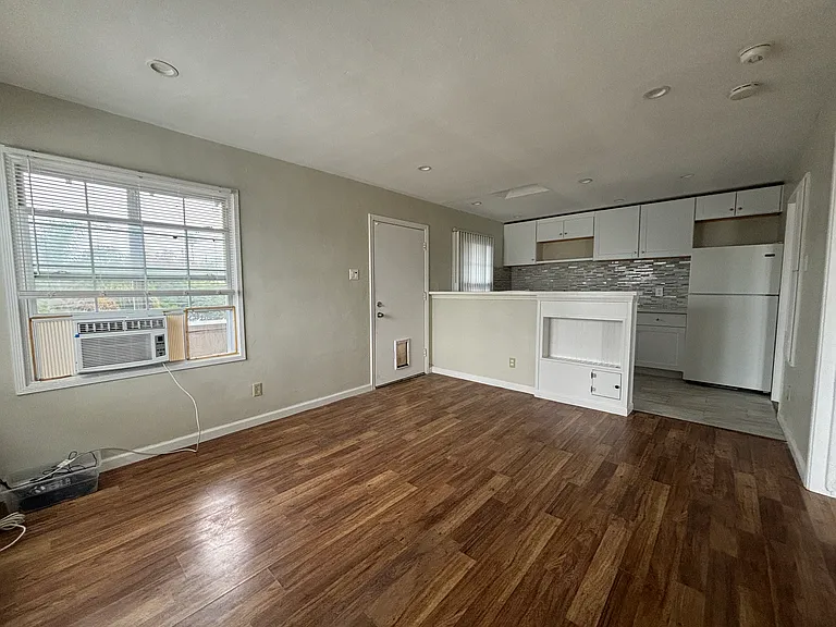 5067-69 Voltaire St #5067 — Photo 3