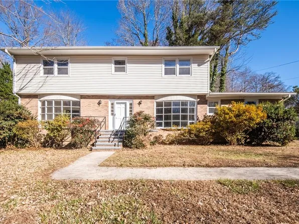 1310 King George Dr, Greensboro, NC 27410