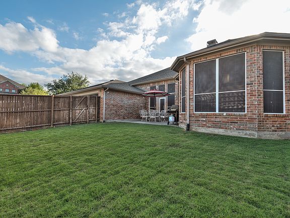 3rd image of 849 Oxford Ct