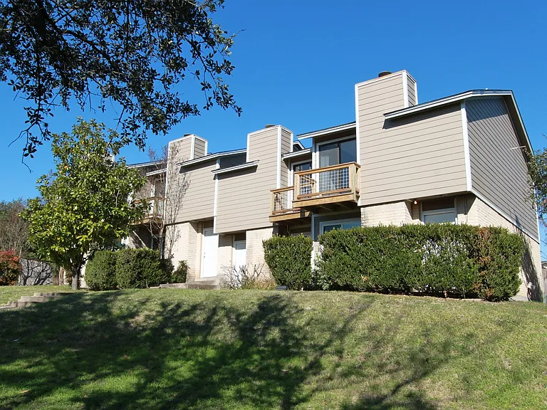 3904 Hudson Bend Rd #D — Photo 2