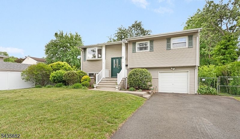 1st image of 8 Robin Rd