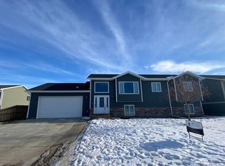 561 5th Ave SE, Dickinson, ND 58601