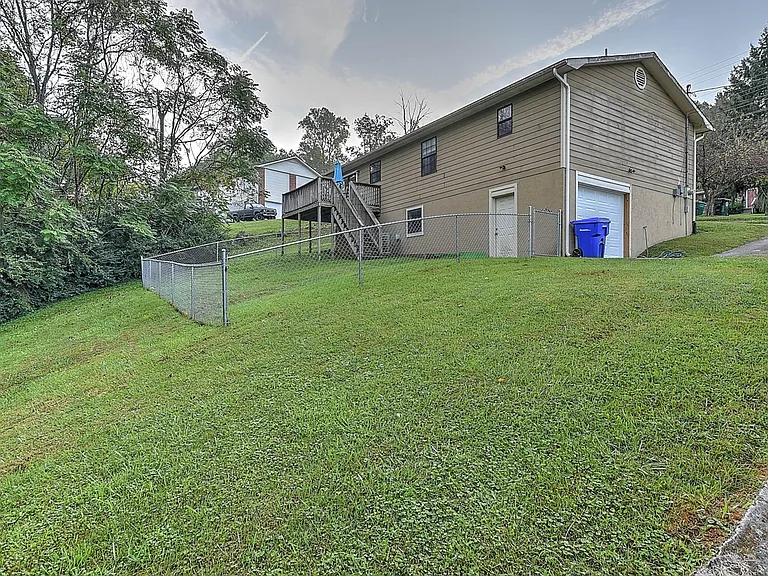 211 Hayter Dr — Photo 16