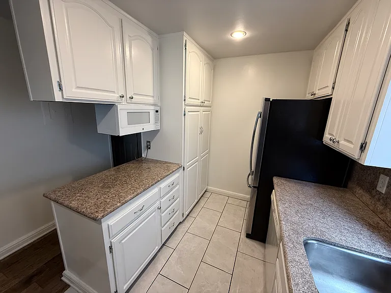 2204 S Bentley Ave #102 — Photo 5