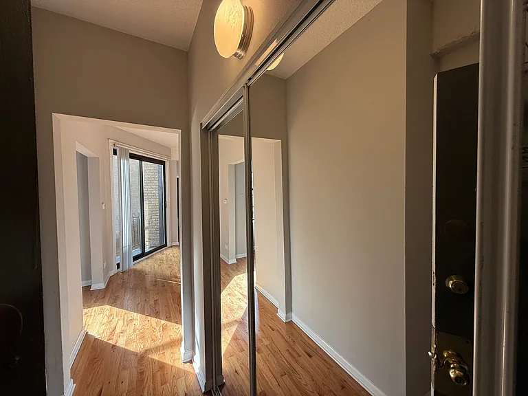 Buena Terrace - 4242 N Sheridan Rd — Photo 24