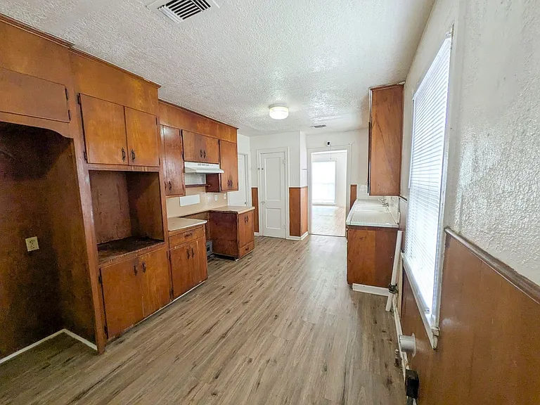 1810 Roberts St — Photo 8