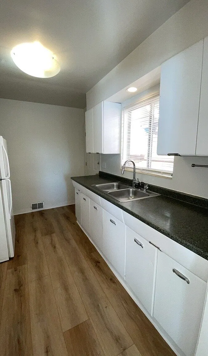 Quaint 2 Bed, 1 Bath Duplex Near Midtown — Photo 4