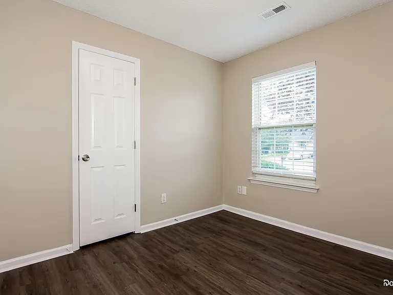 1531 Hudson Graham Ln — Photo 12