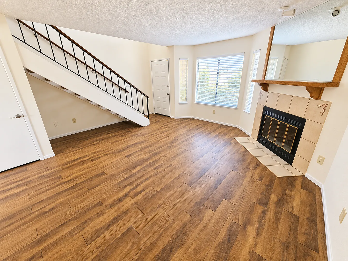 Spacious Townhome in Desirable Cypress Glen Community - Available now — Photo 3