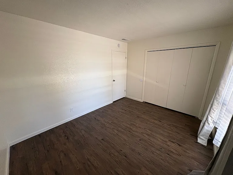 212 N Crenshaw St — Photo 9
