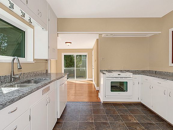 4th image of 17318 Spruce Way