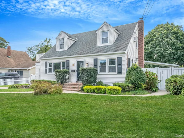 3862 Clark Street, Seaford, NY 11783