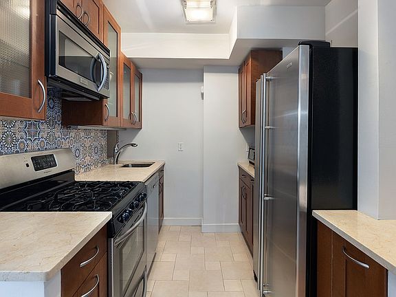 4th image of 201 E 66th St APT 17P