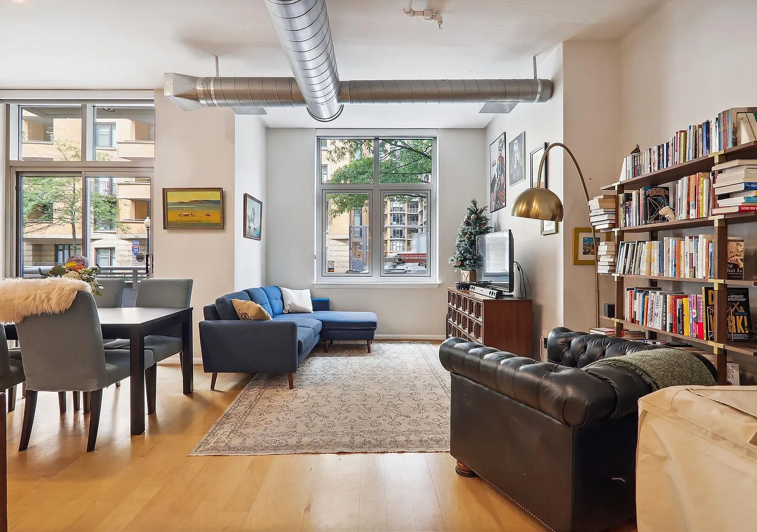 Incredible 1BR/1BA Condo With Garage Parking in Vibrant Mount Vernon Triangle! — Photo 2