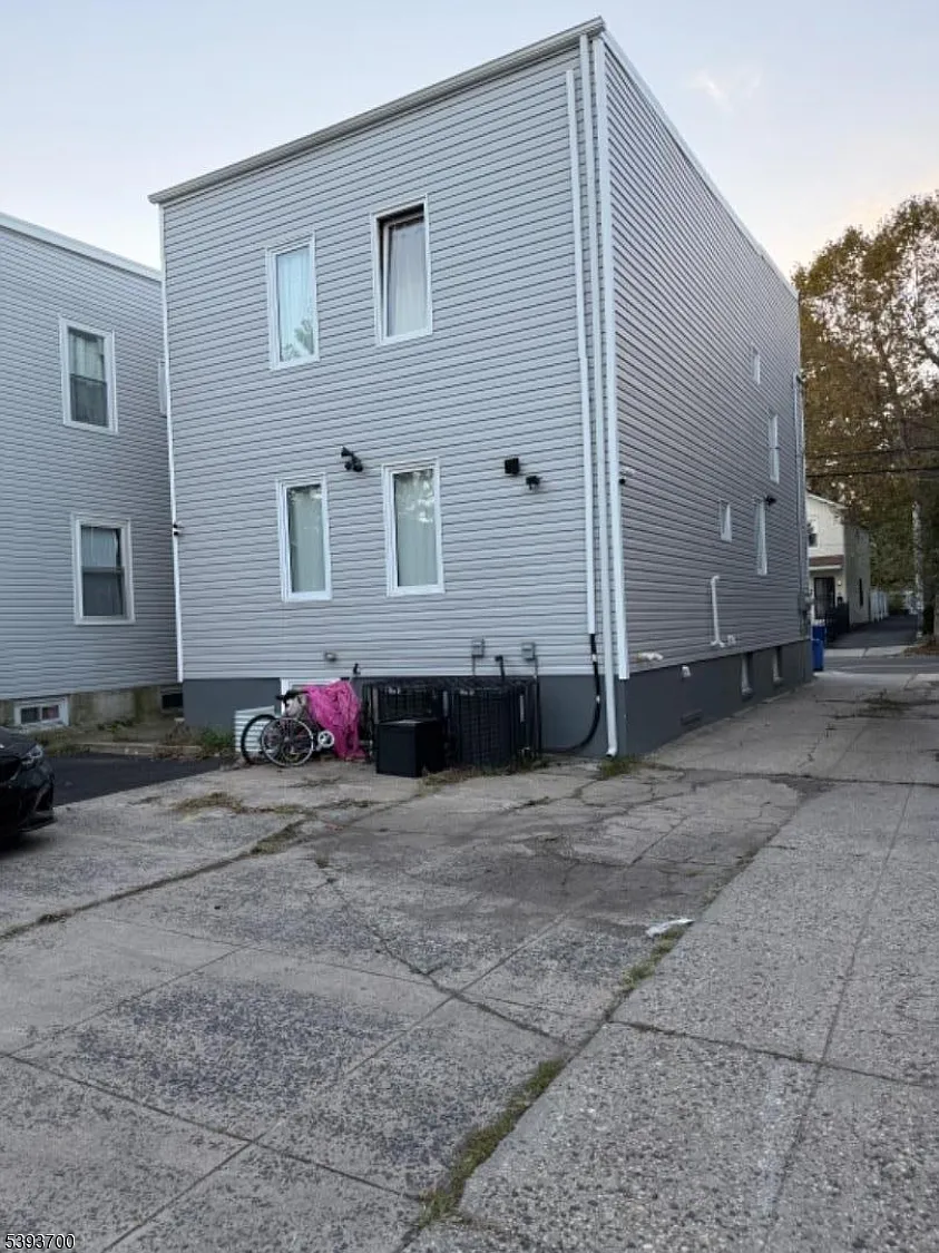 Building Photo - 492 S 20th St #1