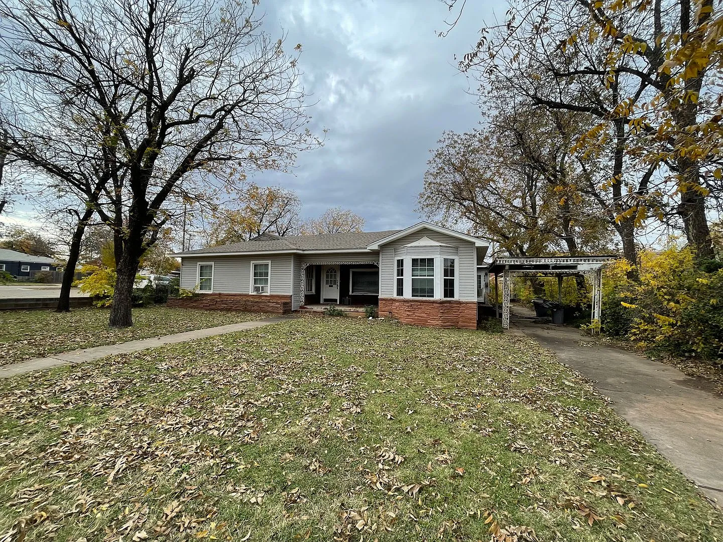 3 bedroom, 1 bath on Sayles Blvd — Photo 1