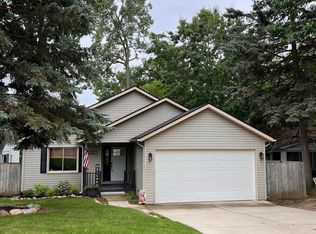 3865 Oak Knoll Rd, Waterford, MI 48328