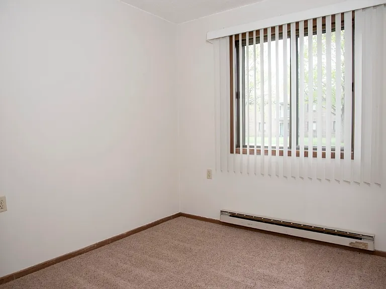 Laurel Place Apartments — Photo 29