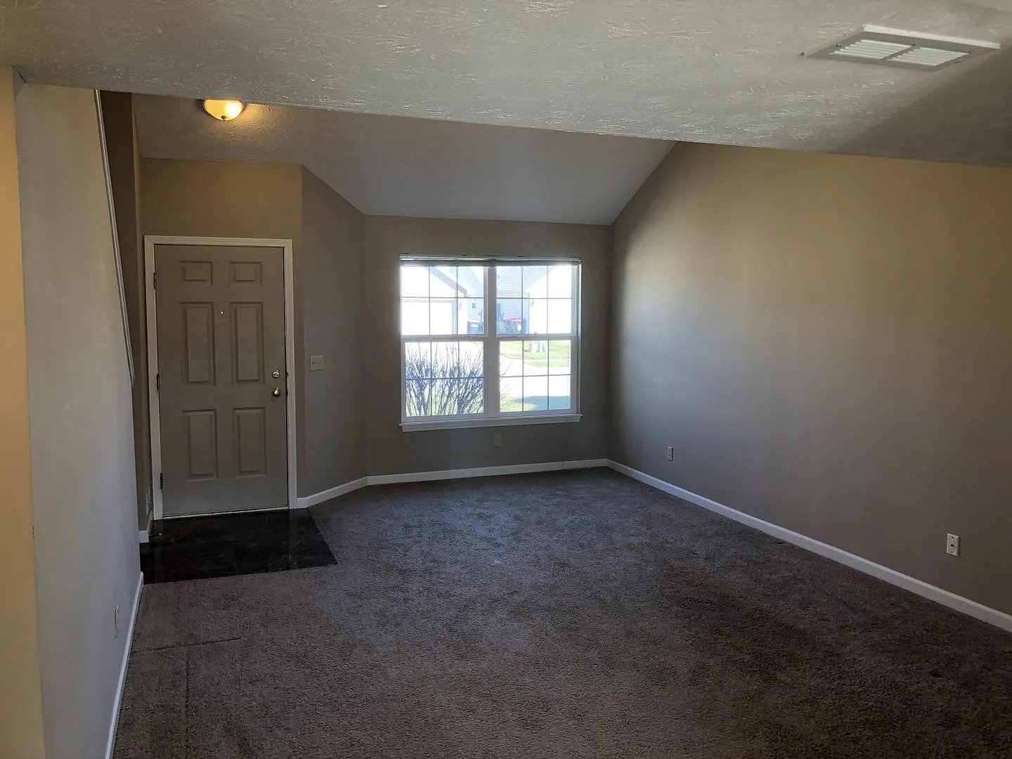 Beautiful townhouse, 3 master-bedrooms, with one on main level. All new kitchen appliances. — Photo 2