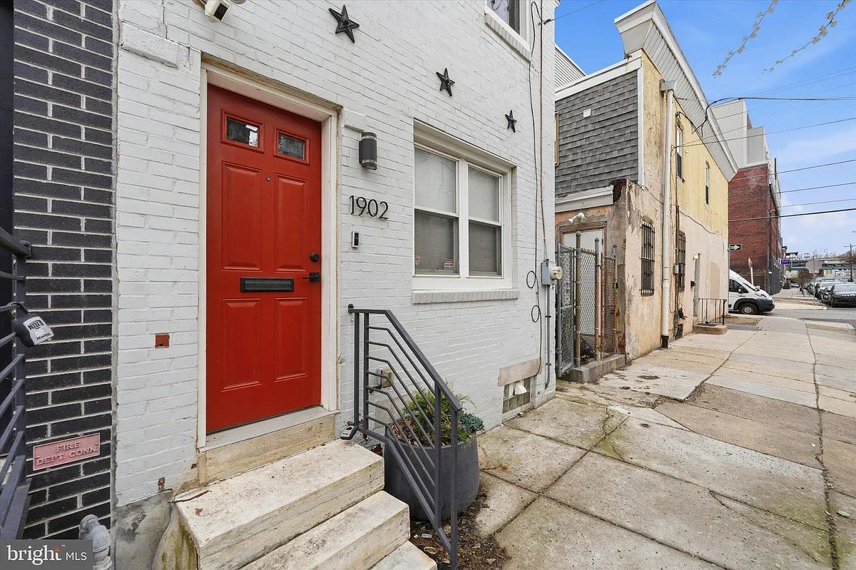 Building Photo - 1902 E Hagert St