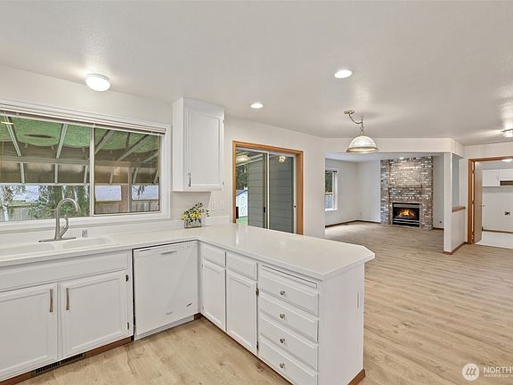 4th image of 17210 90th Avenue E