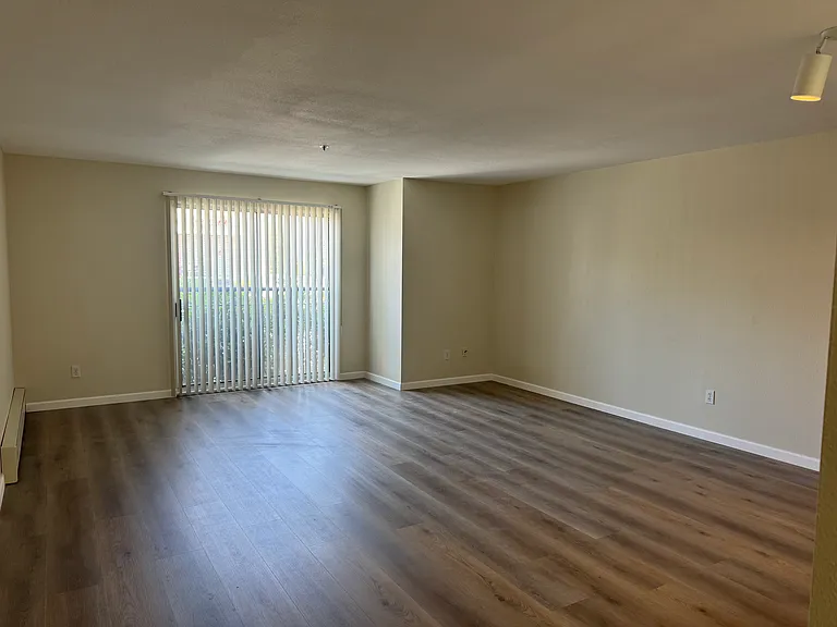 BROADWAY MANOR — Photo 8