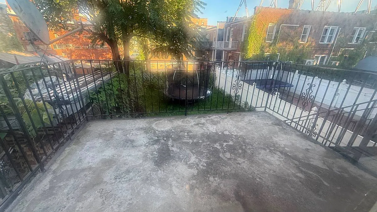 3 bed, 900 sqft, $3,000 — Photo 3