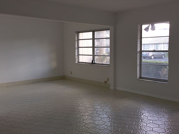 3rd image of 301 Bonaventure Blvd APT 15