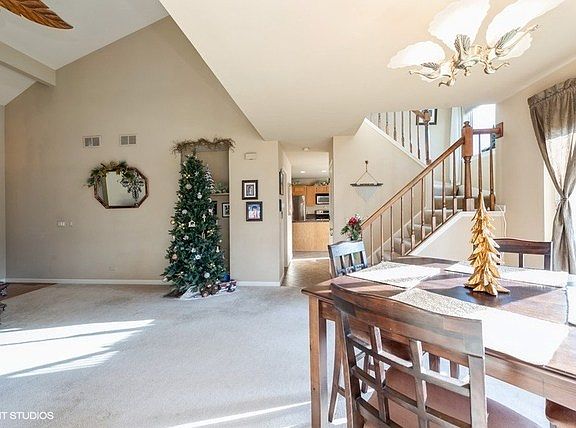 3rd image of 113 W Honeysuckle Dr