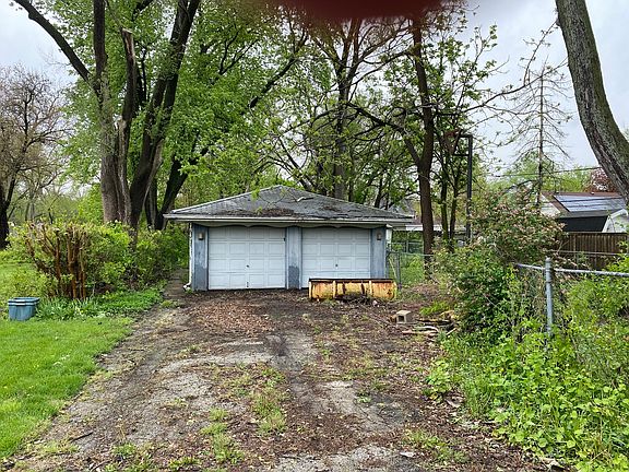 3rd image of 1512 N Wolf Rd
