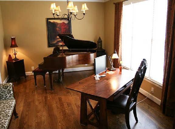 5th image of 712 Thomas Glen Cir