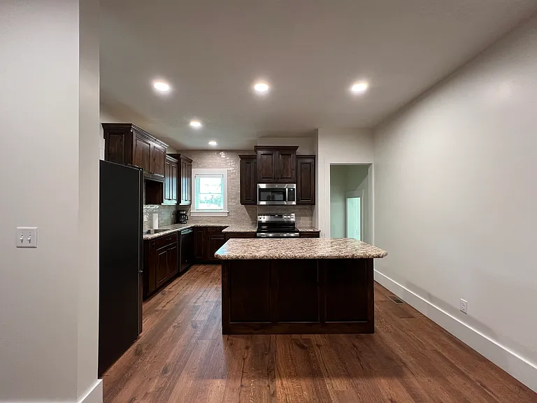 403 W 1st St #B — Photo 11