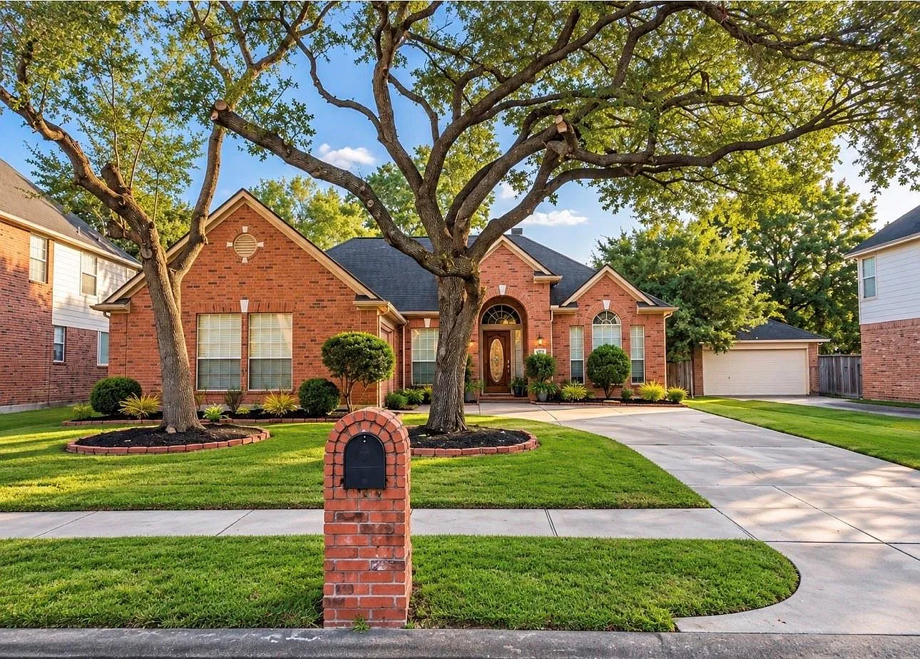 4 bed, 2.0 bath, 2224 sqft, $2,150 — Photo 1