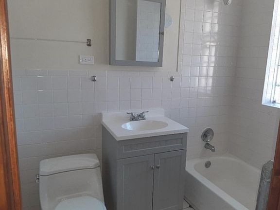 3rd image of 1216 W Leland Ave