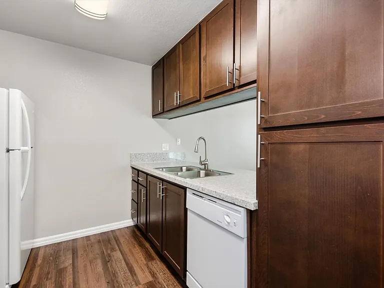 Heather Downs Apartments — Photo 33
