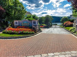 304 Bridgeview Dr, Poughkeepsie, NY 12601