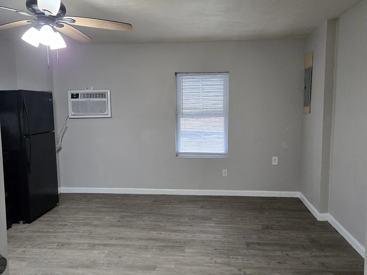 1 bed, 300 sqft, $700 — Photo 2