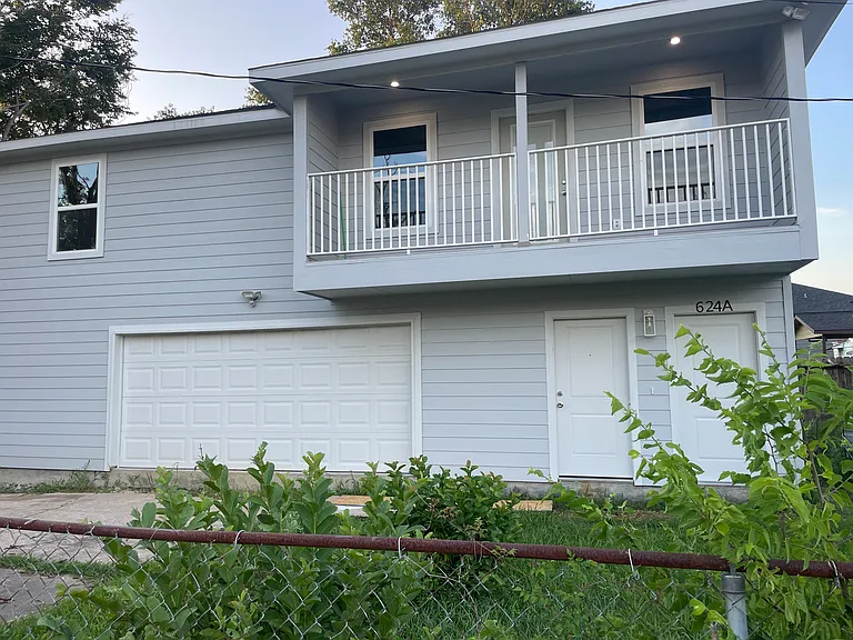 624 Center St #A — Photo 2