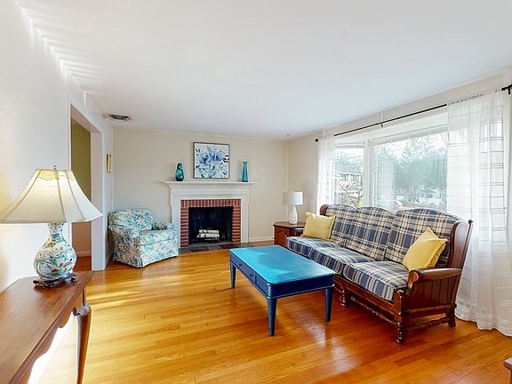 2nd image of 12 Mayfair Cir