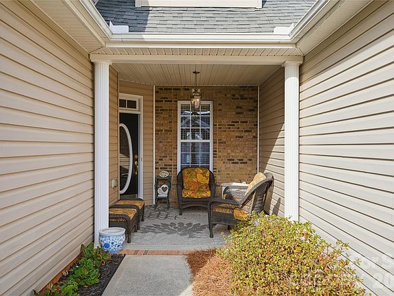 3rd image of 335 Garnet Ct