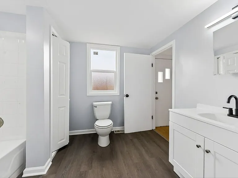 221 N Crysler Ave — Photo 7