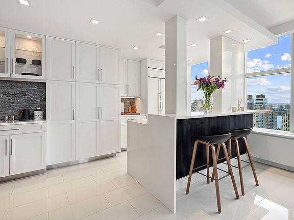 3rd image of 160 W 66th St APT 39B