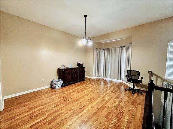 5th image of 44 Robert Rd