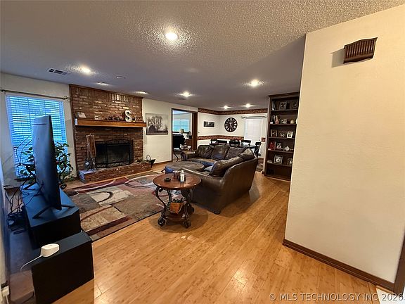 2nd image of 2706 Brookside Cir
