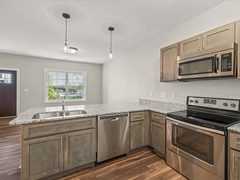 3 bed, 2.5 bath, 1350 sqft, $1,550 — Photo 3