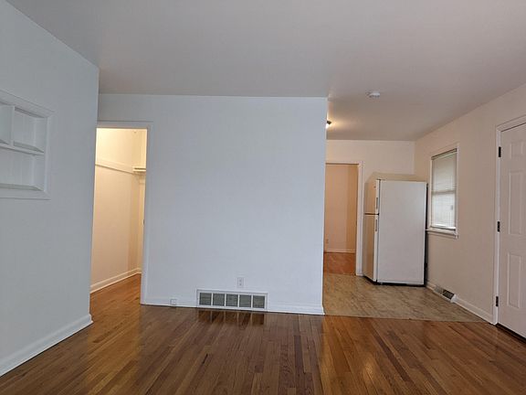 3rd image of 2711 Canterbury Ln #2711