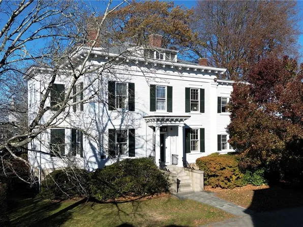 12 Mount Vernon St APT 3, Newport, RI 02840