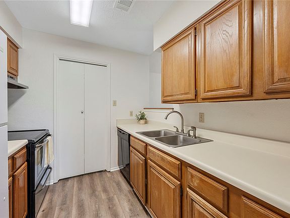 4th image of 2100 Windsor Dr APT 28