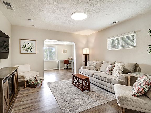 4th image of 320 Cornell Dr SE