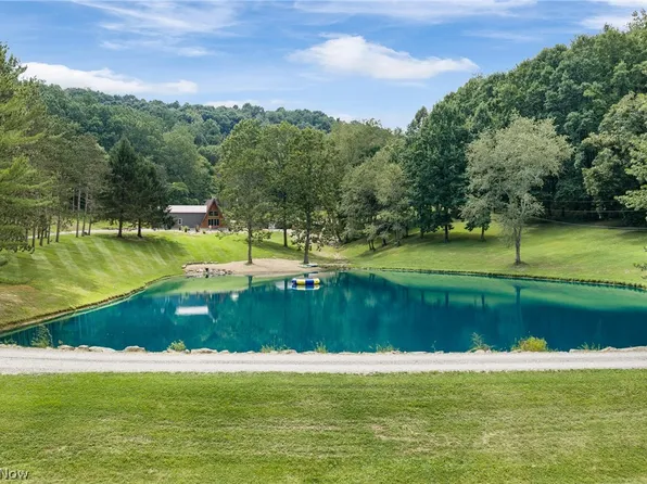 6150 Mills Dr SE, Uhrichsville, OH 44683